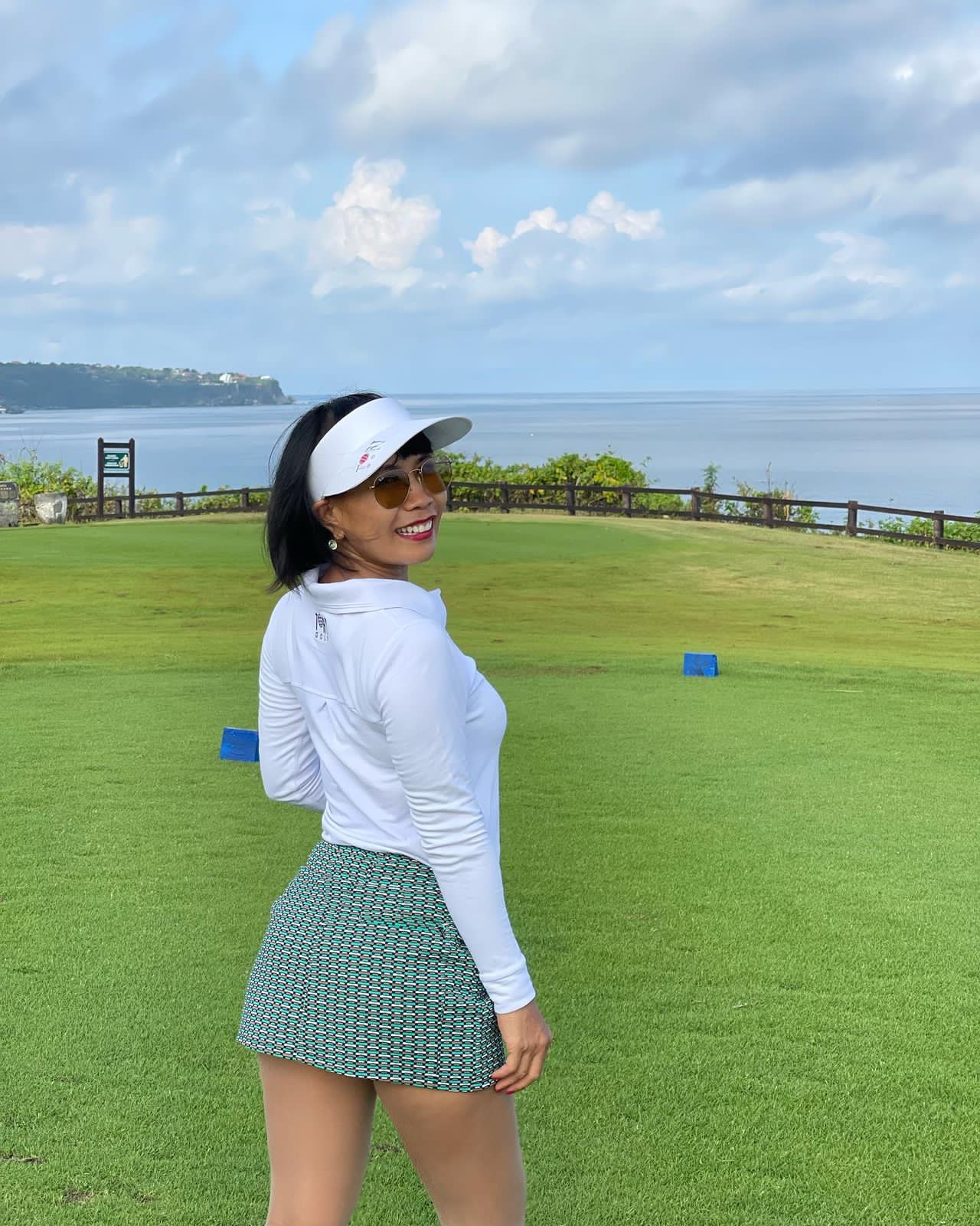 LT-103B || Ladies Top Long Sleeve White Textured Cloth One Concealed Side Seam Pocket & Upper Back Vent