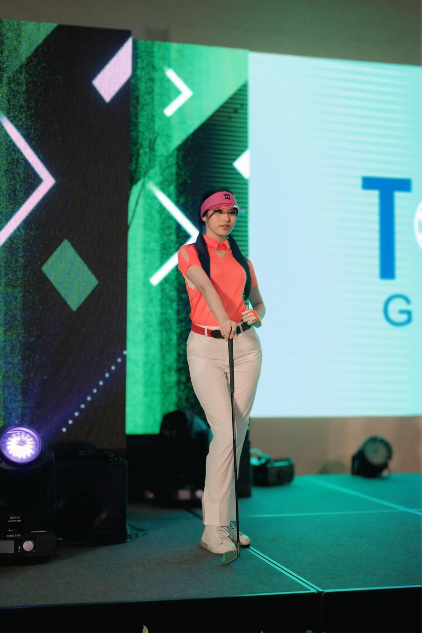 LP-001 || Ladies Golf Long Pants Off White Color, with Pockets on The Right and Left Sides and a Combination of Zippers on The Right and Left Side Legs