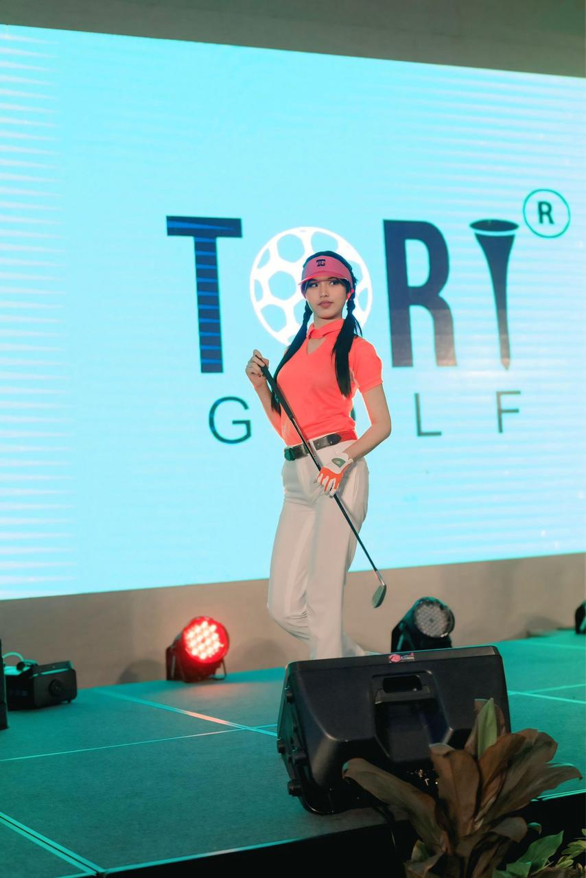 LP-001 || Ladies Golf Long Pants Off White Color, with Pockets on The Right and Left Sides and a Combination of Zippers on The Right and Left Side Legs