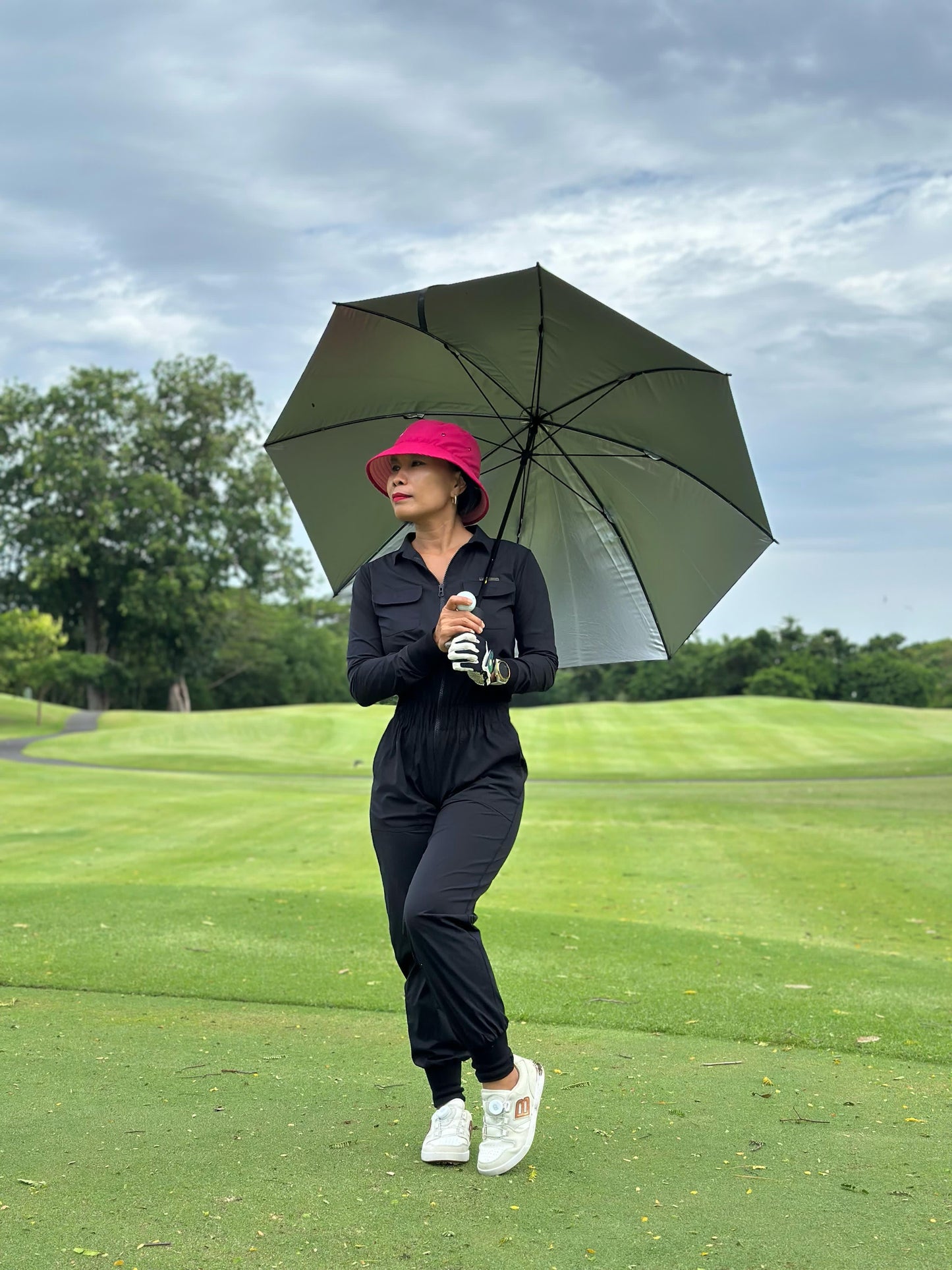 LJS-001 || Ladies Golf Jumpsuit Long Sleeve with Collar Neck Black Color and Long Pants, with a Zipper in Front and 2 Pockets on The Right and Left of The Chest and Elastic Band on The Waist