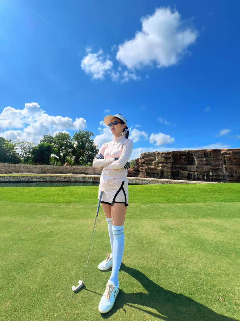 LGS-023 || Golf Set - Top Long Sleeve Mock Neck with Zipper Pink Nude Color. Pink Nude Skirt with a Black Combination on The Edges and an Inverted V-Slit on The Left Side.