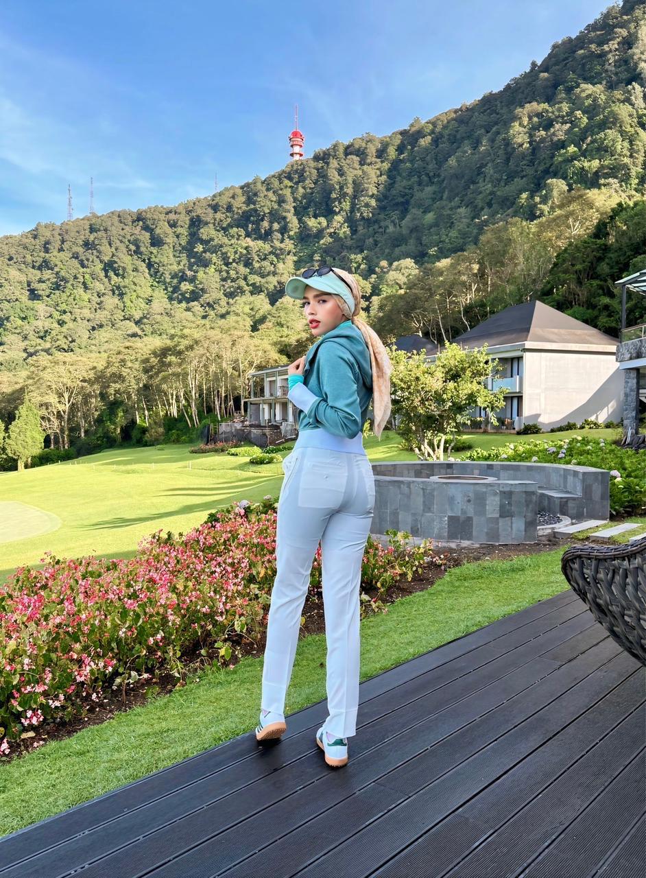 LP-001 || Ladies Golf Long Pants Off White Color, with Pockets on The Right and Left Sides and a Combination of Zippers on The Right and Left Side Legs
